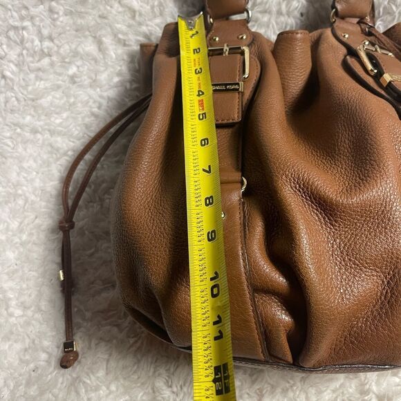 Michael Kors Brown Leather Medium bucket style shoulder bag gold tone Hardwares. - Picture 9 of 16